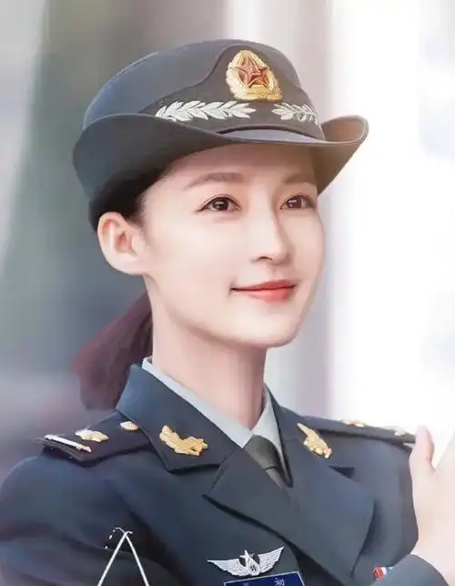 没想到有这么多女明星都穿过军装,不过大部分都是剧照,而只有一位真正