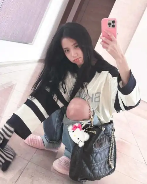 配文:96  今天的月亮    012024新年抽抽乐:kimjisoo金智秀_star