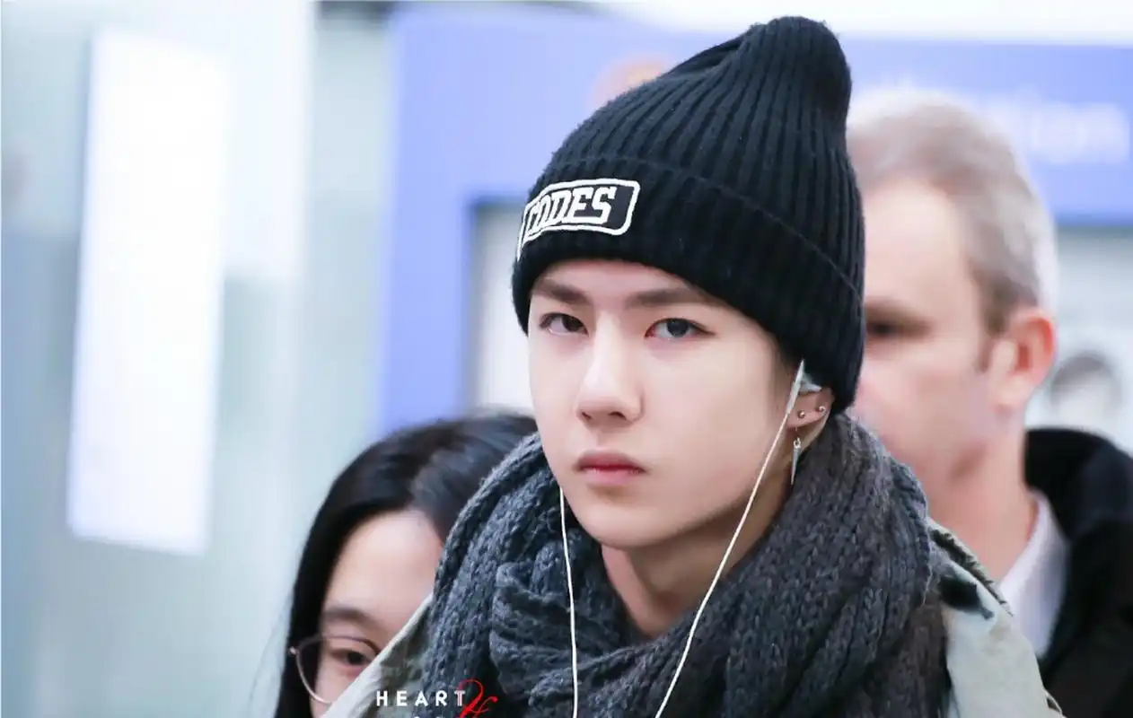 2015年王一博从首尔飞到北京,不知道王一博在和哥哥们在聊什么呢?