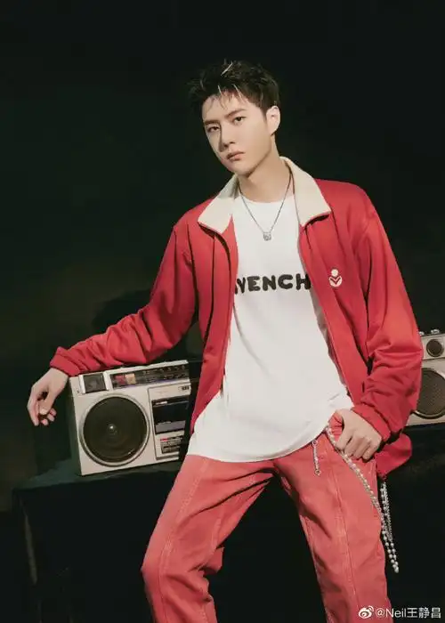 王一博超话@uniq-王一博这一身运动装造型,的确很适合跳街舞!