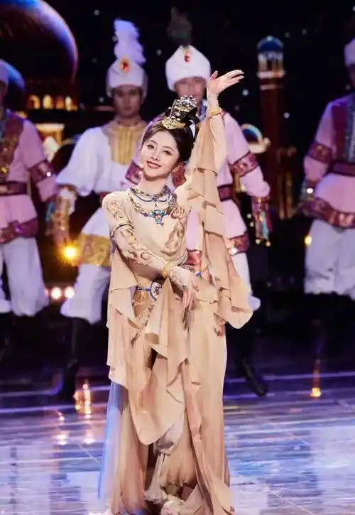 谭松韵展示柔美舞姿,笑容灿烂迷人,俏皮灵动更显少女感_表演_观众