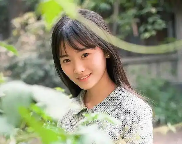 鞠婧祎早期旧照被曝,颜值气质判若两人差点没认出来,我上我也行