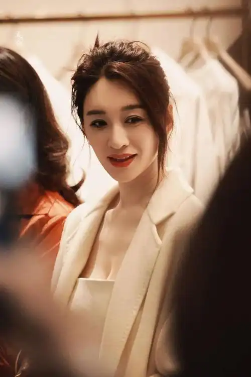 47岁李小冉穿出白到发光的惊艳效果