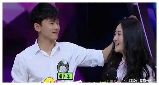 张杰谢娜带仨娃游迪士尼,十指紧扣如热恋情侣,3个保姆很抢镜|何炅