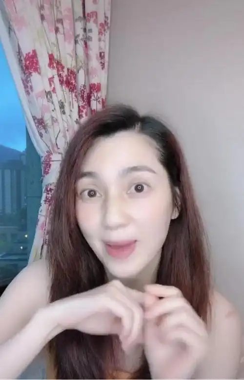 洪欣素颜录视频,虽然皮肤光滑很冻龄,但双眼皮比眼睛还大