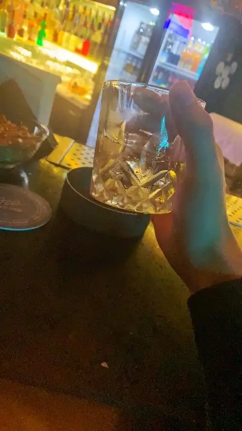 一个人去酒吧喝酒很傻逼吗