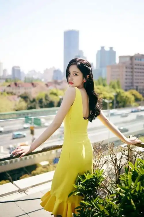 是火箭少女里的甜美担当今一袭鹅黄连衣裙惊艳扑面而来