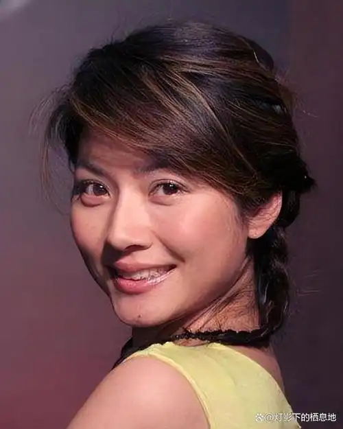 美女主播吉雪萍14岁成名29岁嫁入豪门急流勇退成人生赢家