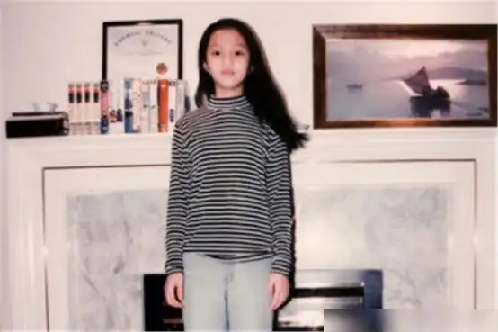 其实张韶涵,小时候的家境还不错,父亲早年做生意,留下了不少的资产,举