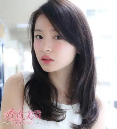 圆脸斜刘海内扣中长发烫发发型脸型圆圆的女生梳哪种发型会好看一些?