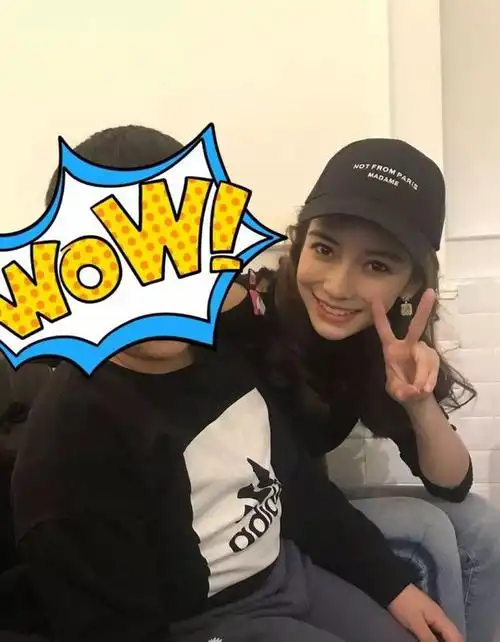angelababy带小海绵外出与网友亲切合影甜美比v