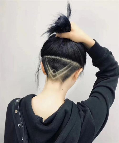 女生发型铲青雕刻 款款不容易撞造型_时尚发型 - 美发站