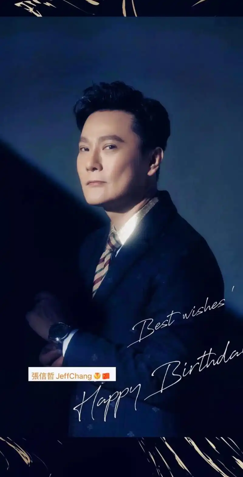 老爱豆的美照来一波.#张信哲舞台照 #西装杀 #一代人的 - 抖音