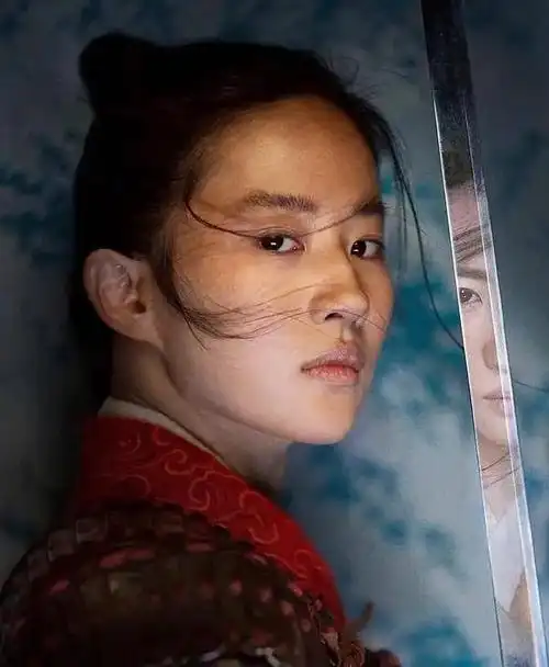 刘亦菲穿男装火上热搜,"天仙妹妹"变"天仙攻"?真是英气逼人