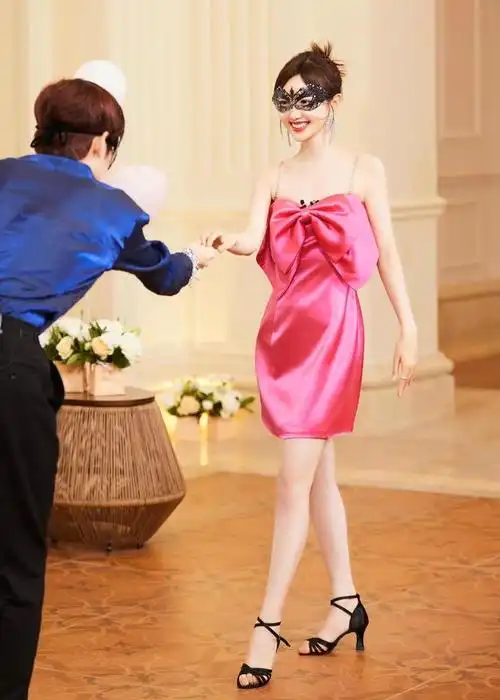 穿吊带装外露"内衣",163身高也能凹出长腿(毛晓彤多少斤现在身高多少)