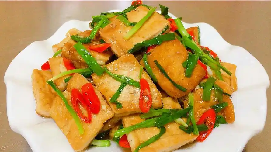 小葱烧豆腐这样做,好吃美味,色香味俱全,看着就有食欲