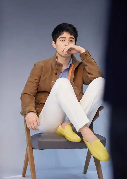 刘昊然拿下奢侈品牌代言!皮衣搭配小皮鞋,原来弟弟也能绅士呀