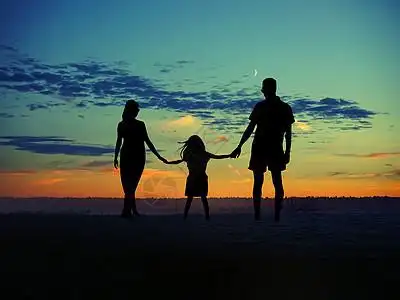 夕阳下的幸福一家三口图片素材