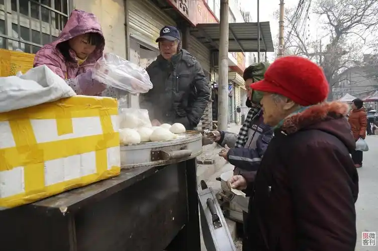 农村夫妇城市卖馍路边蒸笼4米高 曾一天卖1万多个