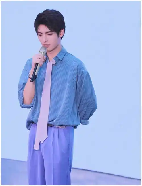 《陈情令》"薛洋"王皓轩,大玩西装诱惑,帅得不敢认!_王浩轩_黑色_造型