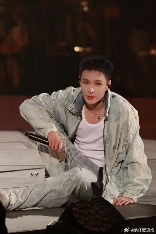 张艺兴蓝发##张艺兴蓝色碎盖短发