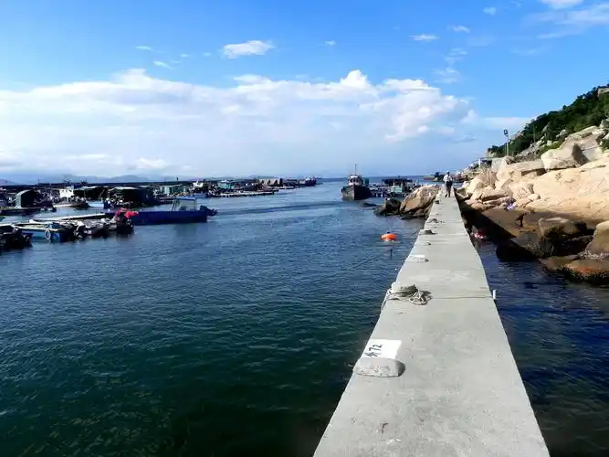 标题:外伶仃岛的"玉带环腰"