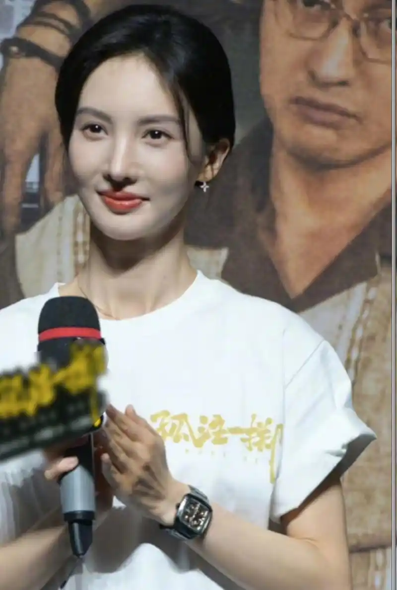 金晨亮相新电影宣传活动,她的鼻子在整张脸上太抢镜了,立体感特别强