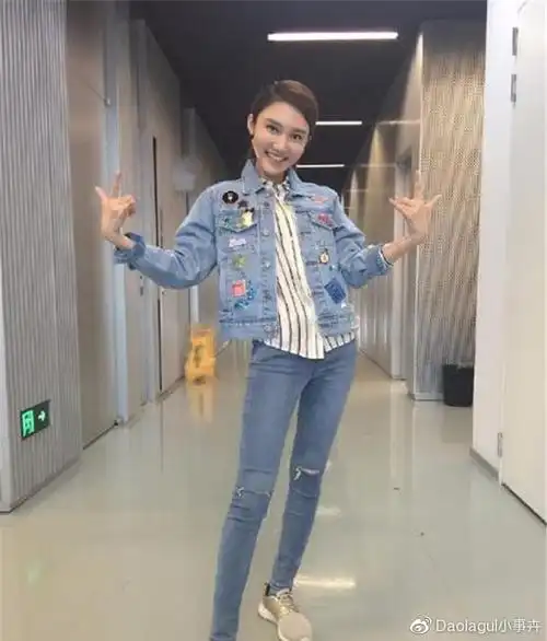 央视主持龙洋晒近照身材瘦成板似纸片人曾首登春晚口误引争议