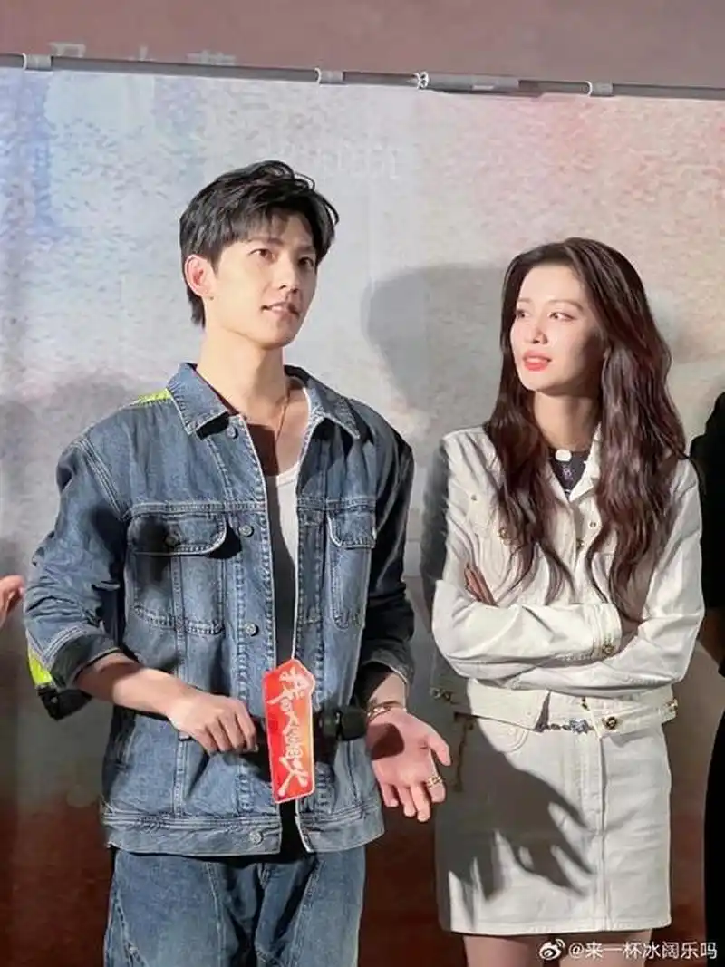 杨洋艾特了厚嘴唇的"小刘亦菲"王楚然,这算是官宣了吧?