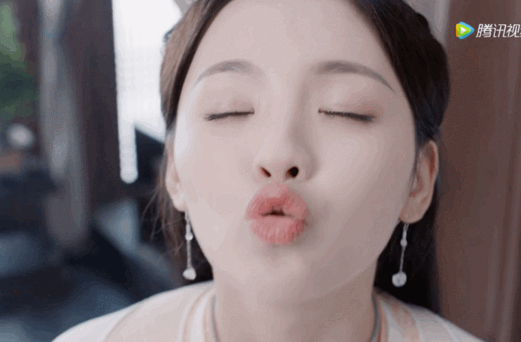 杨超越亲亲求吻表情包