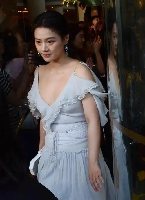 马思纯穿万元裙子上节目,却因为领口太低成败笔,女演员真不容易