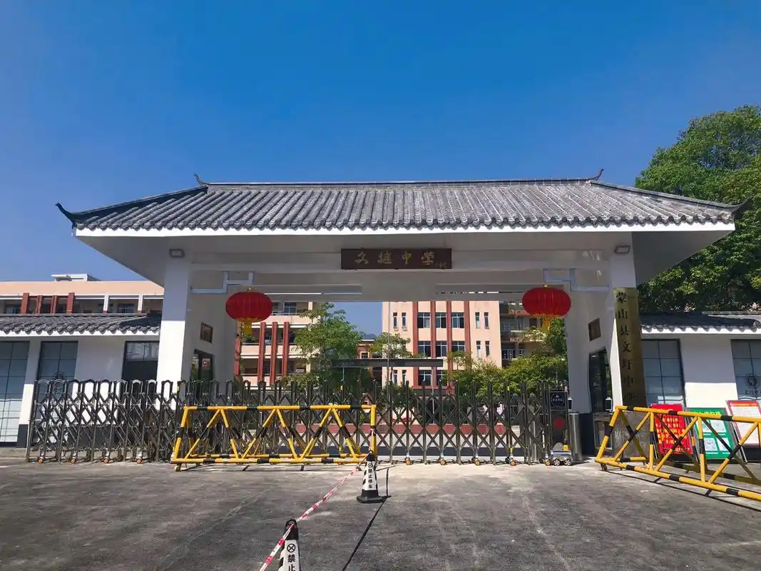 航拍梧州蒙山县文圩镇和文圩中学.镇3.6万人口,公交车15分 - 抖音