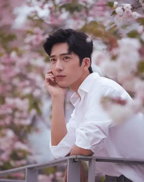 井柏然 春日大片曝光,利落短发,垂坠西装裤搭配简约白色衬衫,尽显