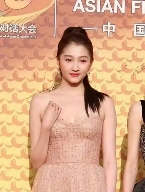 关晓彤早年面试造型曝光赘肉肚太抢镜鹿晗看到到会怎么想