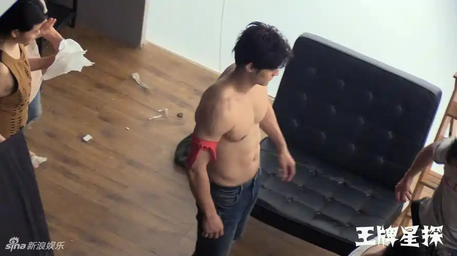 组图:蒋劲夫撕衣秀迷人腹肌 浓浓荷尔蒙溢出