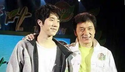 66岁成龙跑路边商演捞金,毫无巨星光环_电影_房祖名_摩托