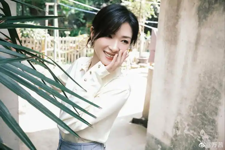 万茜回眸微笑4k美女壁纸