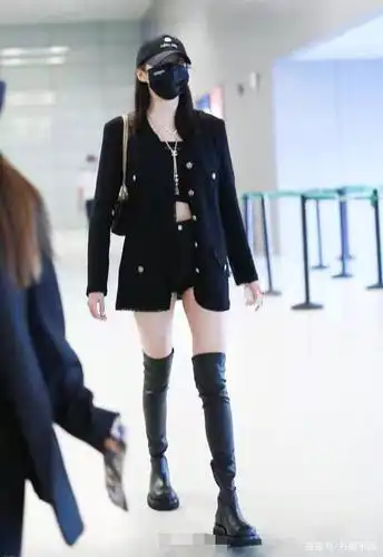 关晓彤身穿黑色短裤搭配过膝长靴,秀出大长腿超吸睛