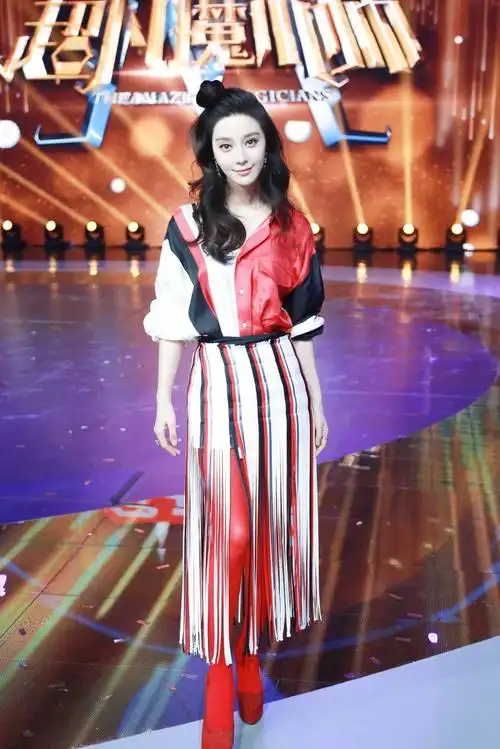 范冰冰半扎丸子头妩媚活动写真图片