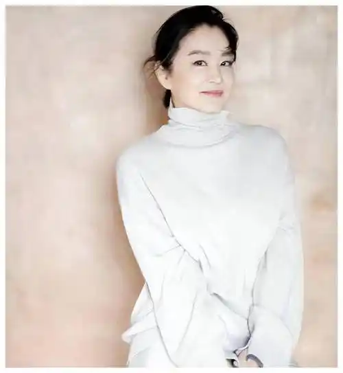 自然老去的林青霞太美了两鬓斑白身材下垂却仍有贵妇气质