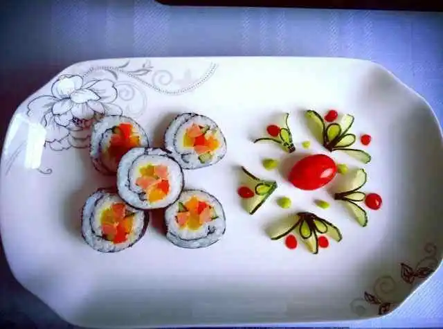 寿司长盘摆盘图片