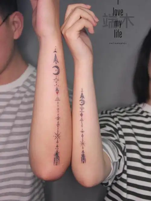 作品简介:很特别的一对情侣纹身,有种玛雅图腾的韵味,其中符号都有