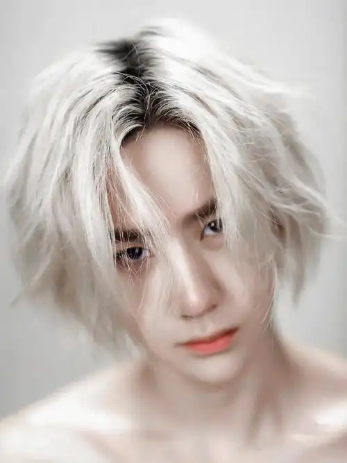 王一博巴黎逛街生图##王一博时装周金发