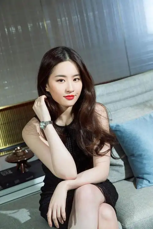 虽然刘亦菲长得很仙儿但穿上小黑裙依旧很妩媚气质难超越