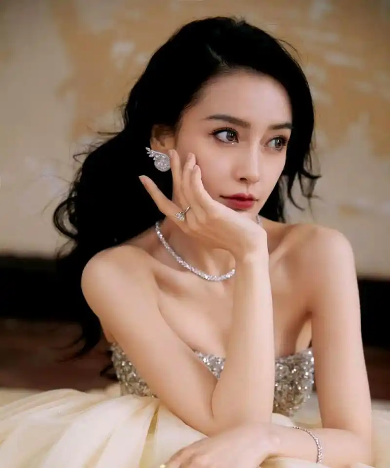 angelababy的礼服和耳环搭配真的太美了!