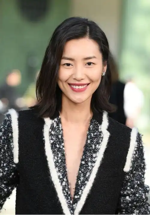 刘雯不愧是名模穿加厚西装配阔腿裤亮相齐肩发型气质惊艳时髦