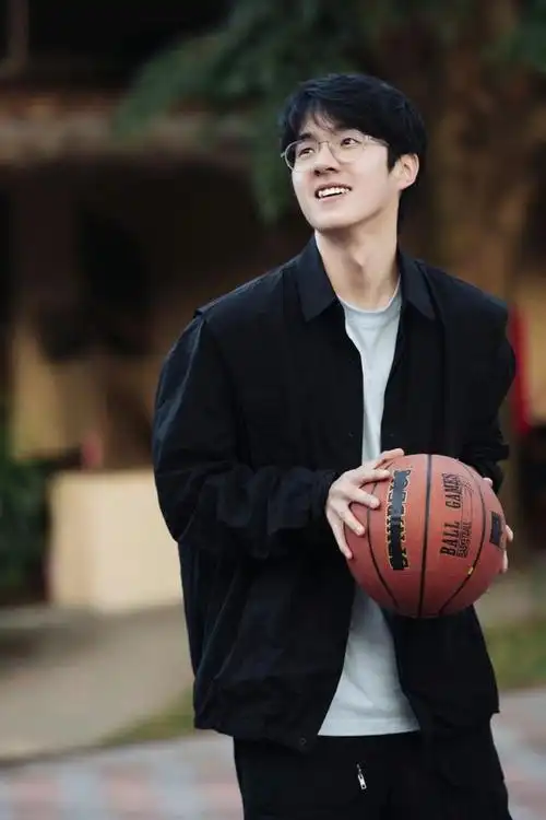 他就是刘昊然,自出道以来,他的事业已经走过了一条令人瞩目的发展道路