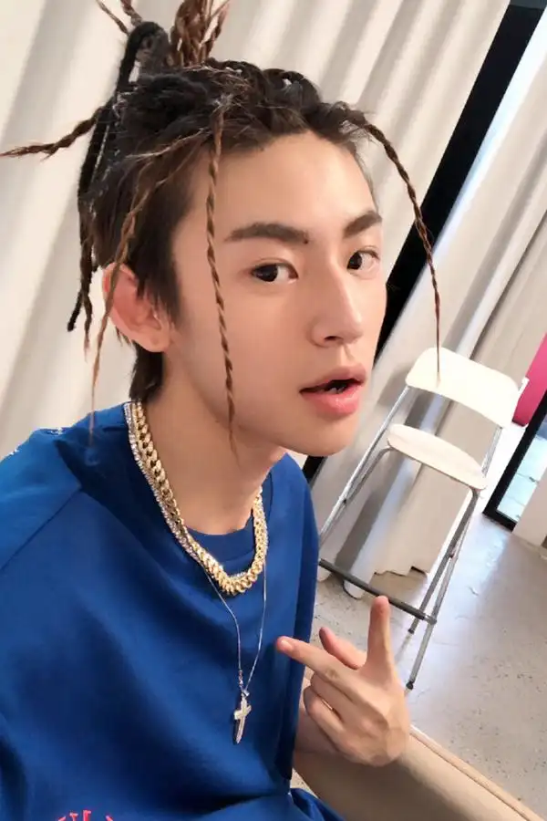 王琳凯不愧被称为"小鬼",真的是各种狂拽炫酷,都被他轻松玩转