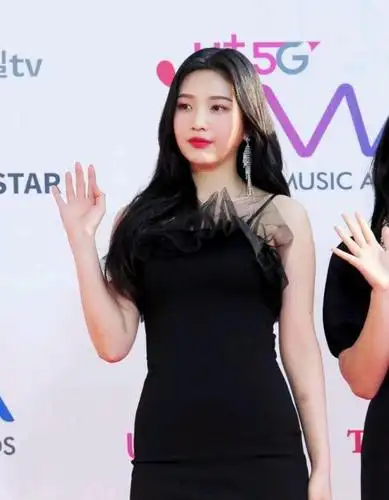 姜涩琪走个红毯戏精上身,joy扭到了脚,裴珠泫的美貌从不缺席啊