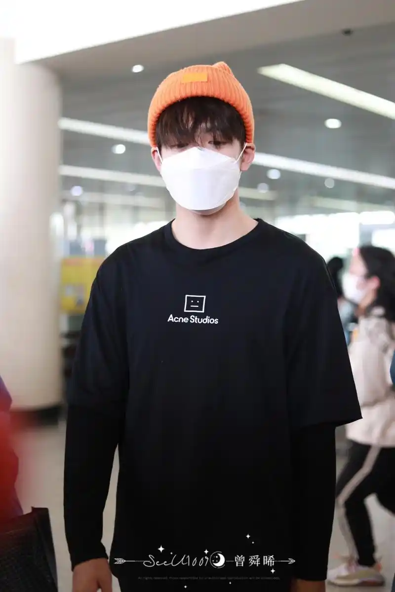 曾舜晞机场look一则,橘色毛线帽给整体增添色彩